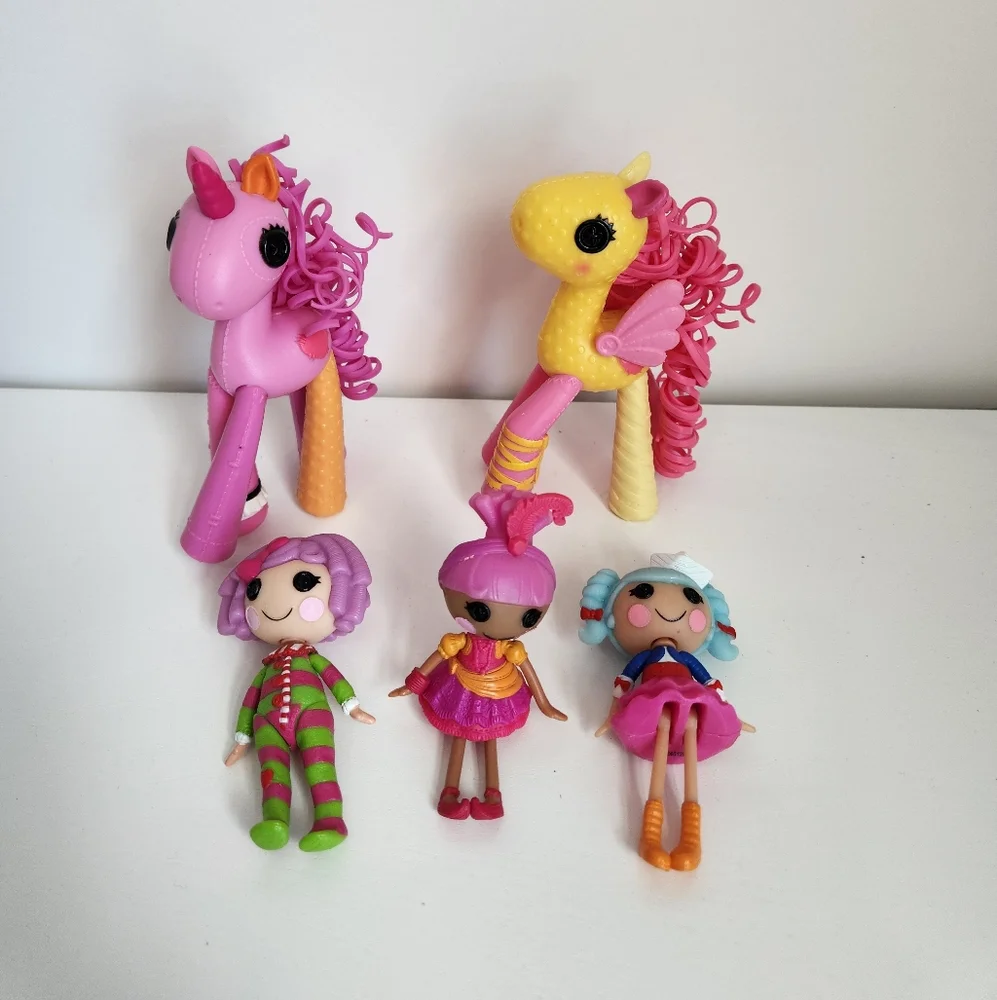 3 Lalaloopsy Mini Dolls and 2 Horses ๐ Scone Featherbed Macedamia Marina Sahara - Picture 1 of 15